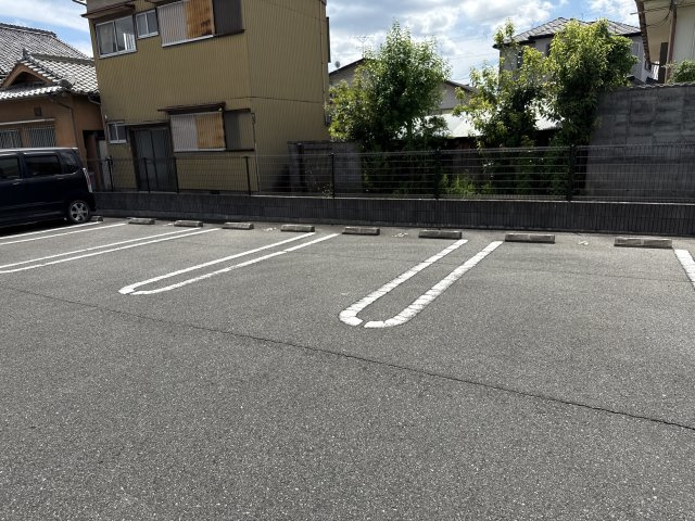 アヴニール　ラ　シャンブルの駐車場