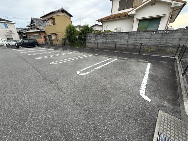 アヴニール　ラ　シャンブルの駐車場