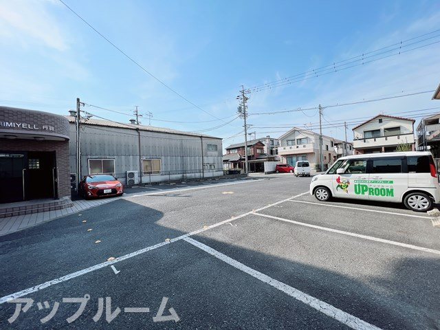 プリミエール丹羽の駐車場