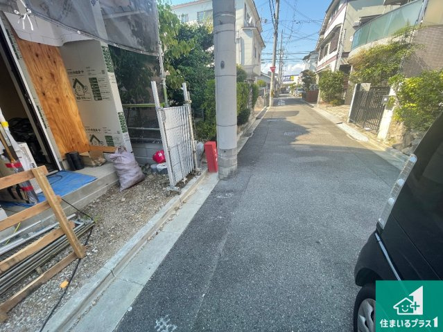 高槻市辻子　第4期　新築一戸建ての前面道路含む現地写真|周辺は落ち着いた街並みの住宅地！子育てがしやすい住環境です！まだ未完成ですが、現地でしかわからない事もございます。是非一度ご覧ください。