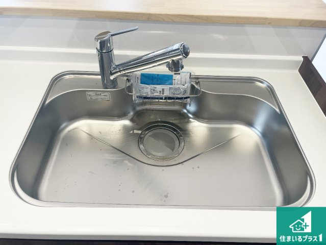 高槻市辻子　第4期　新築一戸建ての独立洗面台|清潔感のある洗面台です。フラットな鏡は掃除がしやすく毎日清潔！ホースは引き出して使えるので洗顔やお掃除の際に便利です！