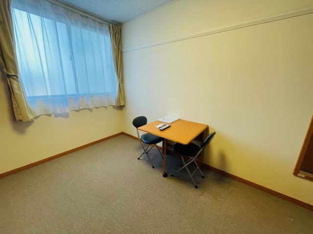 レオパレスベルセフォネの寝室|テーブル・イス