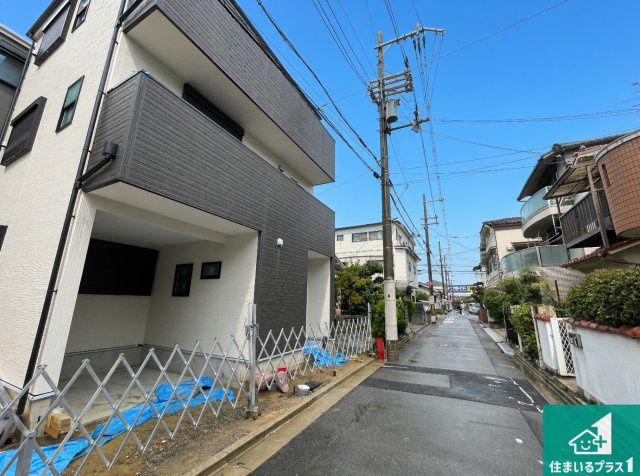 高槻市辻子　第4期　新築一戸建ての前面道路含む現地写真|周辺は落ち着いた街並みの住宅地！子育てがしやすい住環境です！まだ未完成ですが、現地でしかわからない事もございます。是非一度ご覧ください。