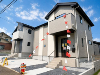 【外観】 | 取手市ゆめみ野5期　新築戸建　1号棟 | 現地外観写真。落ち着いた街並みに調和した外観で第一印象も良好です。周辺は静かな住環境となっており、日当たりや通風も良好で快適にお住まいいただけます。
