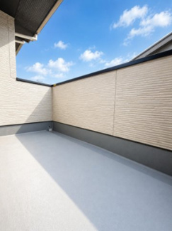 【バルコニー】 | 取手市ゆめみ野5期　新築戸建　1号棟 | 日当たり良好のバルコニーで洗濯物もよく乾きます。開放感のある空間となっており、外の空気を感じながらリフレッシュできます。

