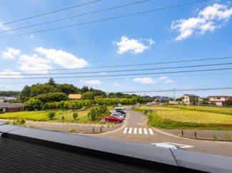 【展望】 | 取手市ゆめみ野5期　新築戸建　1号棟 | 開放感のある眺望が魅力の物件です。日当たり・通風ともに良好で、室内にいながらも広がりを感じられる快適な住環境となっております。
