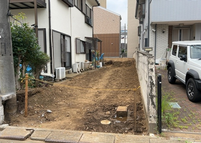 【外観】 | 土地の形が極端に長細かったり、狭小地、あるいは道路との高低差がある傾斜地だった場合、後々売ろうとしても買い手がつかない場合もあります。後々、売却することになった時に価値の下がらない土地を選びましょう。