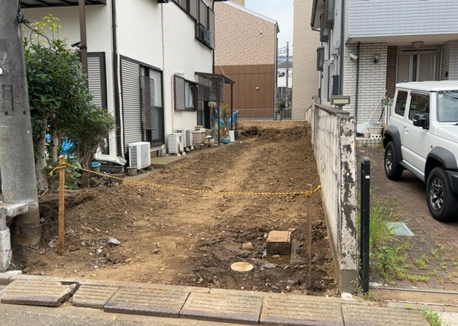 【外観】 | 家を建てる場合、方位は要チェックです。現実的に日当たりのよい家ならばリビングは南側、建築基準法でも北側に当たる家への配慮は求められています。土地を見学に行く際は、方位磁針を持って行くようにしましょう。
