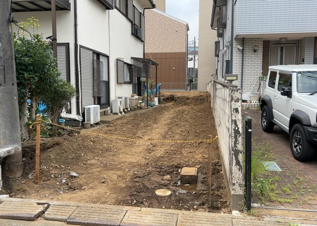 【外観】 | 土地の前の道路に消火栓が設置されていることがあります。この場合、道路交通法第45条第1項により、駐車禁止の場所が指定されています。そのため、車庫などの駐車スペースをつくることができない場合があります。
