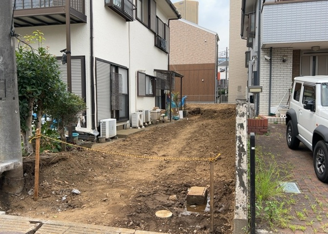【外観】 | 現地に行くなら、物件の周囲の地形がどうなっているかを見ることも大切です。周辺より低くなっている土地では、大雨などで水が集まりやすいため、地盤が弱くなっているということも考えられるため、注意が必要です。