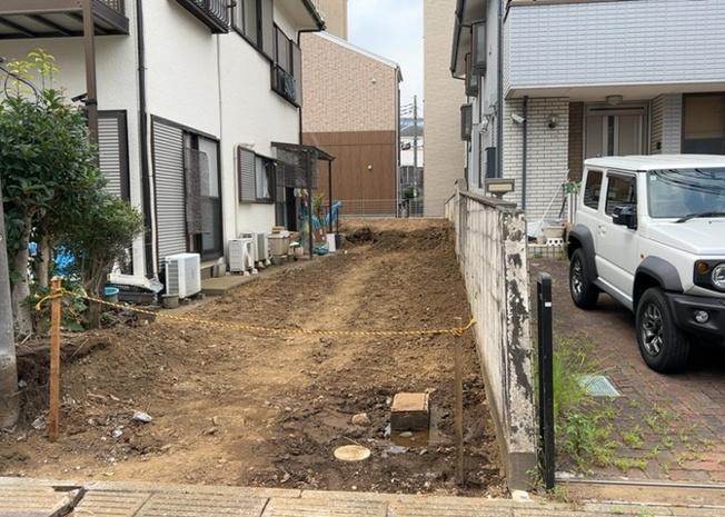【外観】 | 隣家の土地はどうなっているのか、生活利便施設が近くにあるのか、学校まで近いかなど、お客様のライフスタイルにあわせたイメージが重要です。また、近くにあると困る施設が近くにないかも確認するといいでしょう。