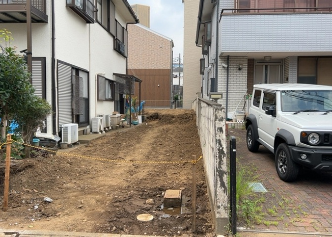 【外観】 | 土地購入を検討されている場合、境界杭がない状態で購入してしまうと境界確定測量をする必要があり、費用がかかります。購入の前に、売主、隣土地所有者立ち合いのもと境界を確定し境界杭を設置するのがベストです。