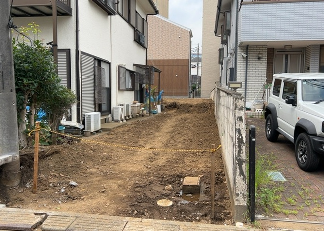 【外観】 | 家を建てる前提で土地を探している場合、地盤の丈夫さは譲れない条件の一つです。地盤が脆弱だと追加工事が必要となります。また、過去に地盤沈下や液状化現象を起こした土地は、できるだけ避けた方がいいでしょう。