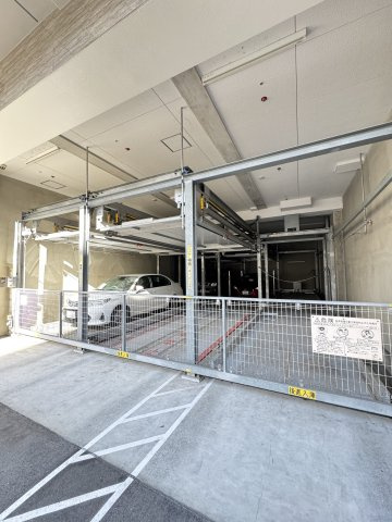 SERENiTE三宮の駐車場