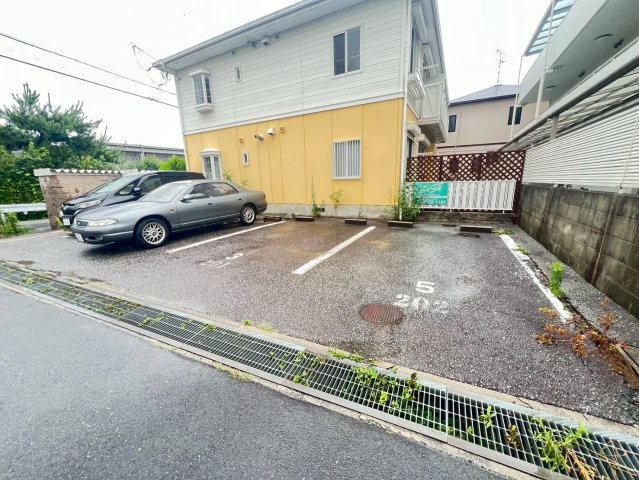 コモード仁川の駐車場