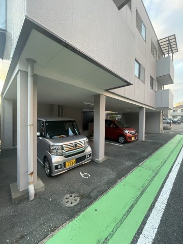 クリスタルハイツ青柳の駐車場