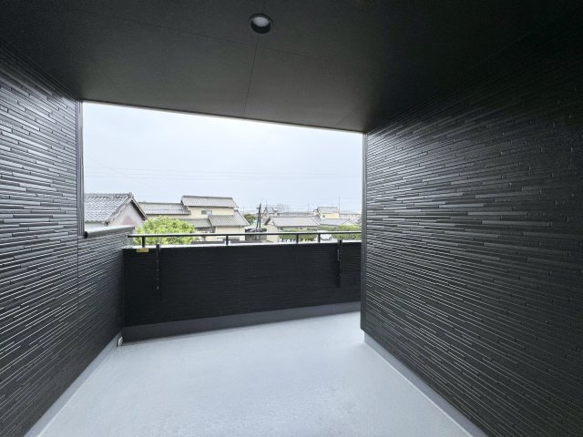 ブルーミングガーデン 米津町のバルコニー|バルコニーには屋根があり、急な雨からお洗濯物が濡れるのを防いでくれます。