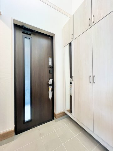 ブルーミングガーデン 米津町の玄関|広々とした清潔感のある玄関。家族全員の靴を一つにまとめられる大きな収納があります。