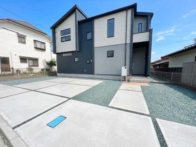 ブルーミングガーデン 米津町の駐車場|お家の前には、広々駐車スペースがあり車種にもよりますが3～4台駐車可能です。
