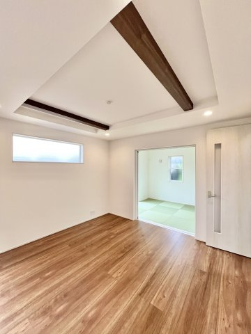 ブルーミングガーデン 米津町の居間・リビング|木目の床が温かみを増しお洒落なインテリアが似合いそうですよ☆