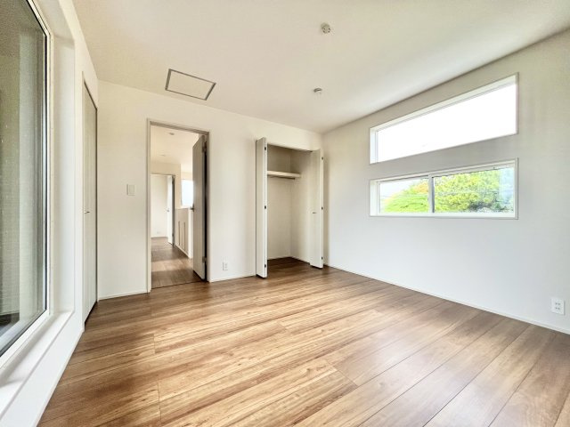 ブルーミングガーデン 米津町の洋室|2F 約7.28帖の広々とした洋室でとても明るく主寝室にピッタリ！