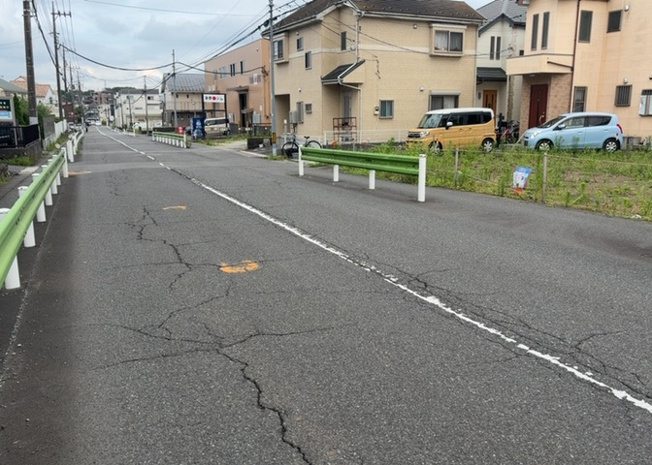 【外観】 | 土地の形が極端に長細かったり、狭小地、あるいは道路との高低差がある傾斜地だった場合、後々売ろうとしても買い手がつかない場合もあります。後々、売却することになった時に価値の下がらない土地を選びましょう。