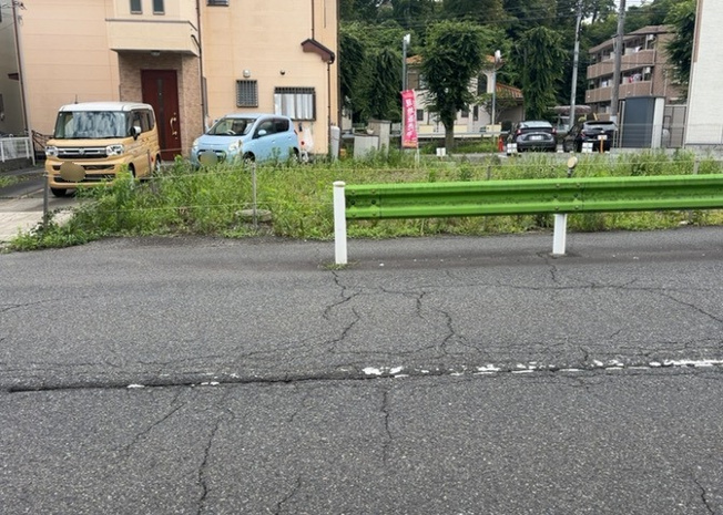 【外観】 | 家を建てる場合、方位は要チェックです。現実的に日当たりのよい家ならばリビングは南側、建築基準法でも北側に当たる家への配慮は求められています。土地を見学に行く際は、方位磁針を持って行くようにしましょう。