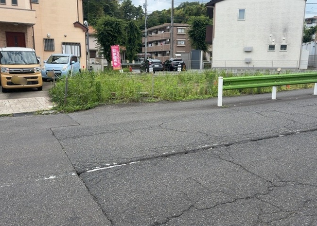 【外観】 | 土地を買う際、住む地域の自治体や福祉の補助制度にも注目してみましょう。子供や老人の医療補助やゴミ出しのルールなど、自治体によってルールに大きな違いがあるため、暮らしやすい土地で判断するとよいでしょう。