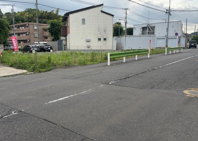 【外観】 | 土地の前の道路に消火栓が設置されていることがあります。この場合、道路交通法第45条第1項により、駐車禁止の場所が指定されています。そのため、車庫などの駐車スペースをつくることができない場合があります。