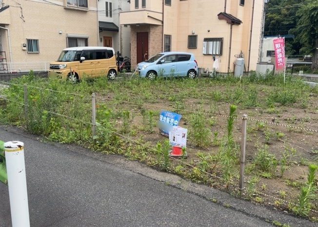 【外観】 | 隣家の土地はどうなっているのか、生活利便施設が近くにあるのか、学校まで近いかなど、お客様のライフスタイルにあわせたイメージが重要です。また、近くにあると困る施設が近くにないかも確認するといいでしょう。