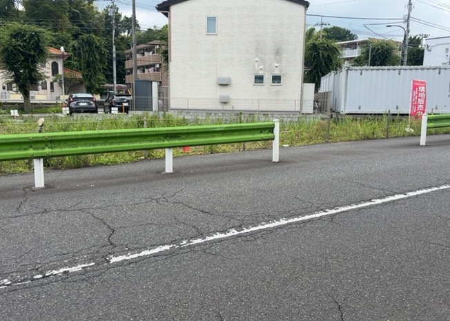 【外観】 | 土地を買う際、住む地域の自治体や福祉の補助制度にも注目してみましょう。子供や老人の医療補助やゴミ出しのルールなど、自治体によってルールに大きな違いがあるため、暮らしやすい土地で判断するとよいでしょう。