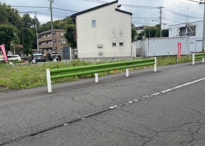 【外観】 | 土地の前の道路に消火栓が設置されていることがあります。この場合、道路交通法第45条第1項により、駐車禁止の場所が指定されています。そのため、車庫などの駐車スペースをつくることができない場合があります。