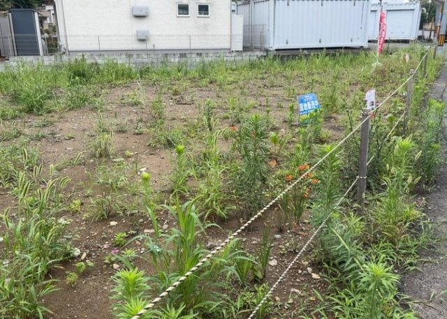 【外観】 | 現地に行くなら、物件の周囲の地形がどうなっているかを見ることも大切です。周辺より低くなっている土地では、大雨などで水が集まりやすいため、地盤が弱くなっているということも考えられるため、注意が必要です。