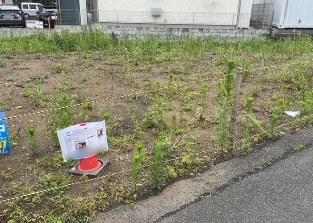 【外観】 | 土地の形が極端に長細かったり、狭小地、あるいは道路との高低差がある傾斜地だった場合、後々売ろうとしても買い手がつかない場合もあります。後々、売却することになった時に価値の下がらない土地を選びましょう。
