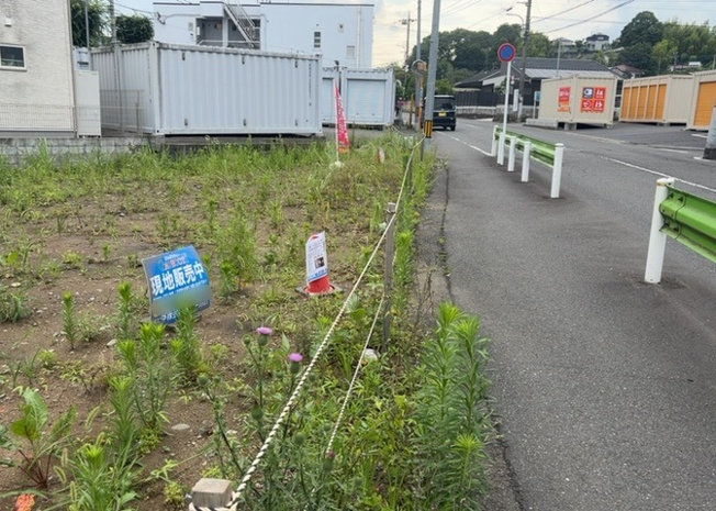 【外観】 | 家を建てる場合、方位は要チェックです。現実的に日当たりのよい家ならばリビングは南側、建築基準法でも北側に当たる家への配慮は求められています。土地を見学に行く際は、方位磁針を持って行くようにしましょう。