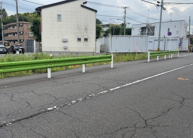 【外観】 | 土地を買う際、住む地域の自治体や福祉の補助制度にも注目してみましょう。子供や老人の医療補助やゴミ出しのルールなど、自治体によってルールに大きな違いがあるため、暮らしやすい土地で判断するとよいでしょう。