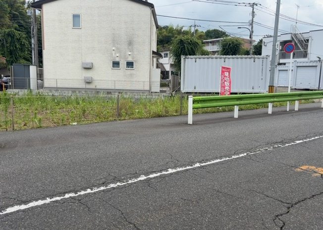 【外観】 | 土地の前の道路に消火栓が設置されていることがあります。この場合、道路交通法第45条第1項により、駐車禁止の場所が指定されています。そのため、車庫などの駐車スペースをつくることができない場合があります。