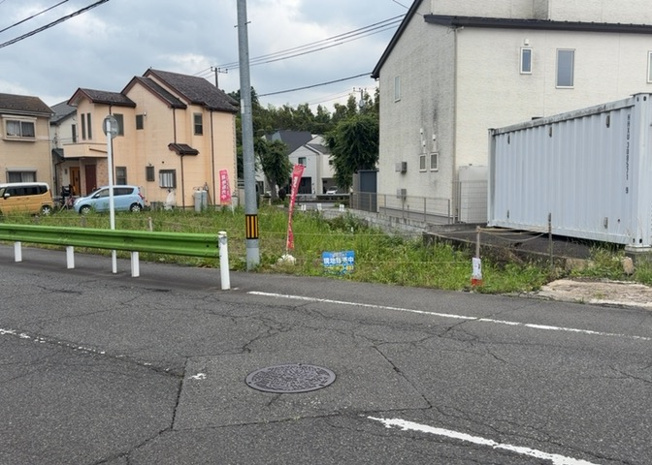 【外観】 | 現地に行くなら、物件の周囲の地形がどうなっているかを見ることも大切です。周辺より低くなっている土地では、大雨などで水が集まりやすいため、地盤が弱くなっているということも考えられるため、注意が必要です。