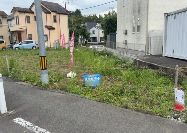 【外観】 | 隣家の土地はどうなっているのか、生活利便施設が近くにあるのか、学校まで近いかなど、お客様のライフスタイルにあわせたイメージが重要です。また、近くにあると困る施設が近くにないかも確認するといいでしょう。