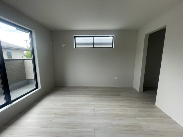 【洋室】 | 【新築分譲住宅　～ LIGARE　リガーレ～　】山形市鈴川町2丁目　1期2棟 | バルコニーと繋がるお部屋ですのでお布団などの大きな洗濯物もそのまま干してフカフカに♪屋根付きなので突然の雨でも安心です！