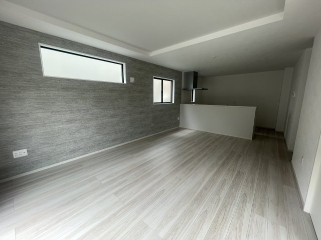 【居間・リビング】 | 【新築分譲住宅　～ LIGARE　リガーレ～　】山形市鈴川町2丁目　1期2棟 | 光が溢れ、風も溢れ、居心地のよい住空間、自然体で過ごせる住空間にリビングを。それは住むというシンプルなカタチをどこまでも追求してきた結果です。新築の厳かな居住性を身体全体で感じられます。
