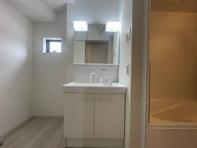【独立洗面台】 | 【新築分譲住宅　～ LIGARE　リガーレ～　】山形市鈴川町2丁目　1期2棟 | ミラーを手前に引けば、楽な姿勢で髭剃りやメイクができます。合わせ鏡にすればヘアスタイルのチェックもラクラク。洗面化粧台のミラー裏にはたっぷり入る収納スペースを設けています(*´▽｀*)