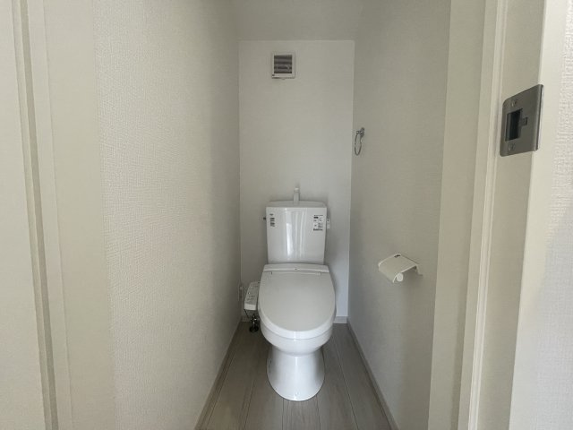 【トイレ】 | 【新築分譲住宅　～ LIGARE　リガーレ～　】山形市鈴川町2丁目　1期2棟 | ウォシュレット機能付きシャワートイレは、ツイントルネード洗浄なので、少ない水でもしっかりと前方の返し部分から後方部までしっかり洗浄！