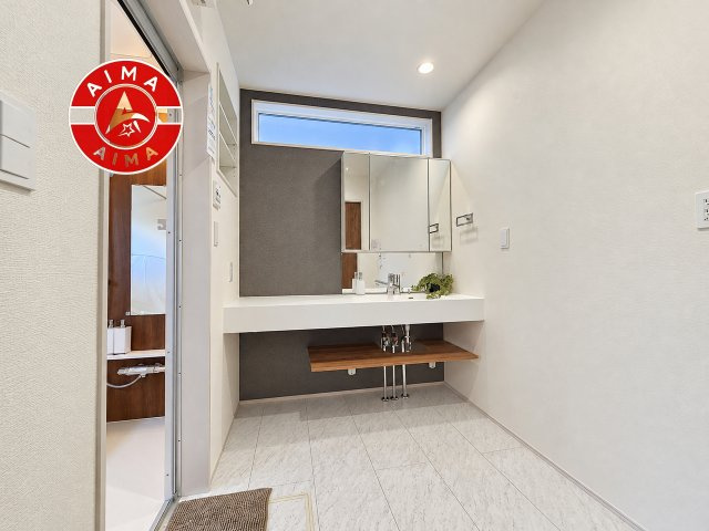 糟屋郡篠栗町和田4丁目第1-2棟（1号棟）の内観：施工例|ゆとりの洗面スペースで朝の身支度もスムーズに。暮らしを快適に変えるシャワー付洗面台です！