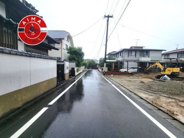 糟屋郡篠栗町和田4丁目第1-2棟（1号棟）の前面道路含む現地写真|前面道路は閑静な住宅地をはしる車通りの少ない道路。お車の出し入れが苦手なママや小さなお子様にも安心ですね。しっかり舗装もされているので、ベビーカーや自転車で通っても快適に通行できます。前面道路です。