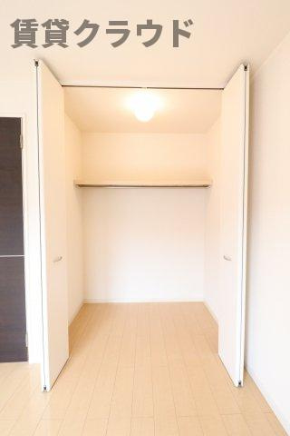 モナリエ稲成町の収納|ハンガーラック付きと棚付きの収納スペース！