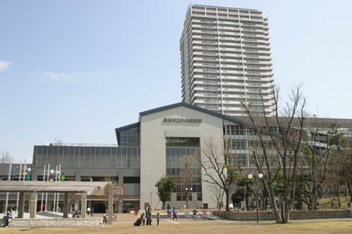 図書館「草加市立中央図書館まで1646ｍ」