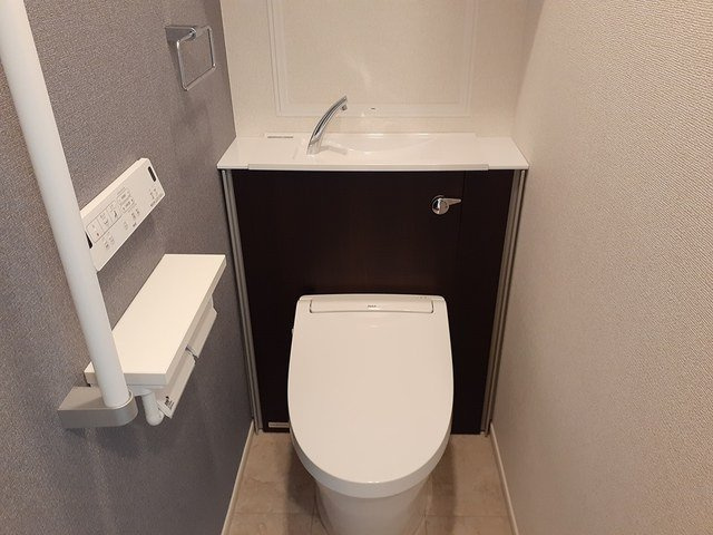 グレース讃良のトイレ|落ち着いた色調のトイレです