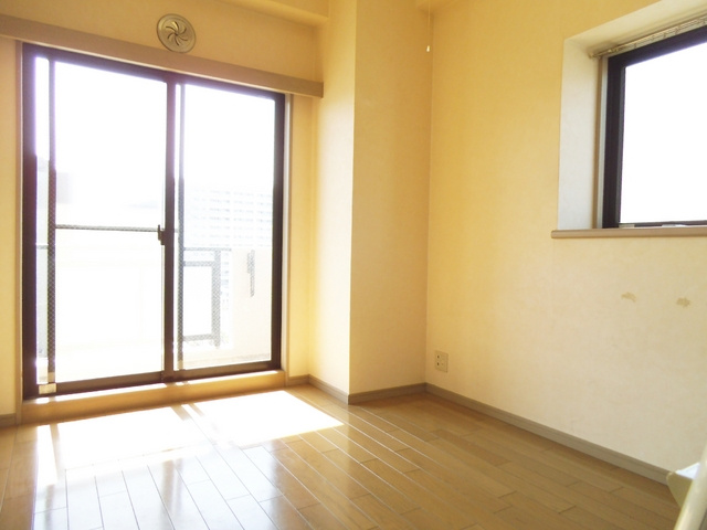 メインステージ赤羽北の居間・リビング|2面採光で暖かいお部屋です♪