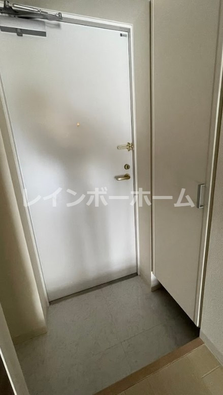 メルキオール ドゥエの玄関